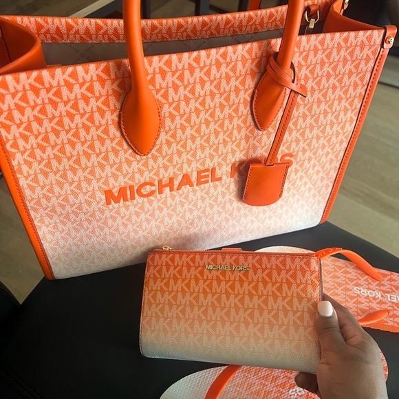 Mirella Medium Poppy Leather Tote Bag with wallet - Picture 4 of 8